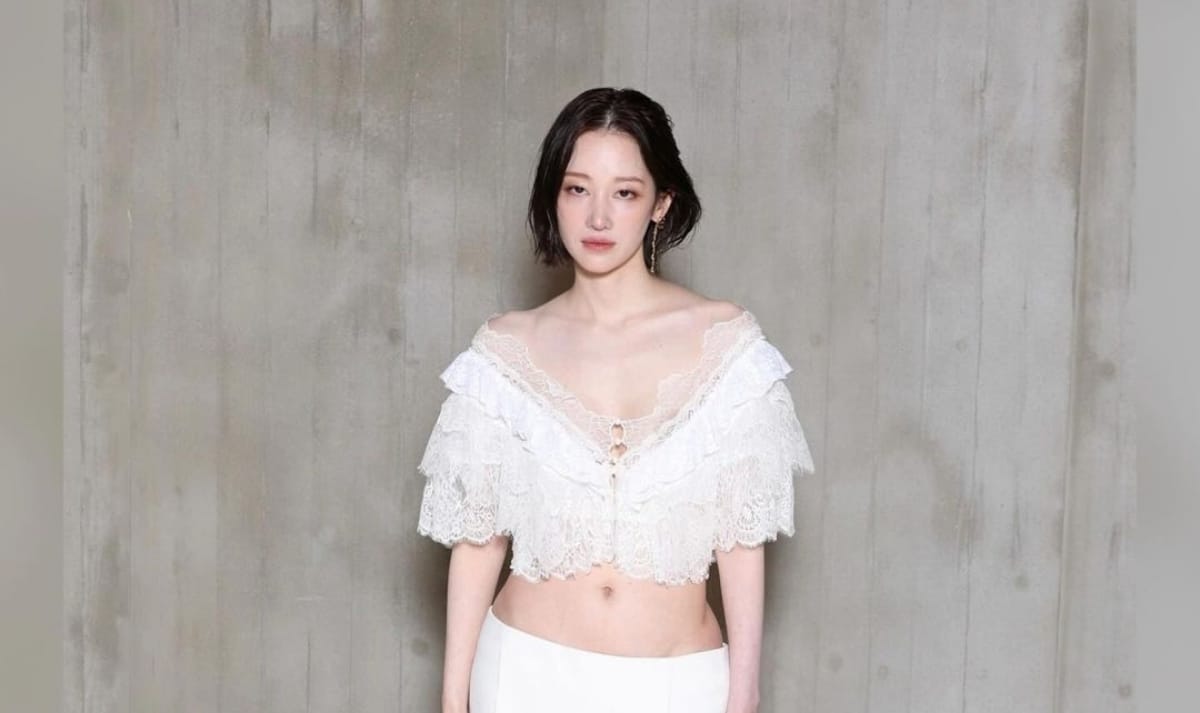 Patahkan Rumor Hip Pad, Jeon Jong Seo Tampil Dengan Rok Low Rise di Paris Fashion Week