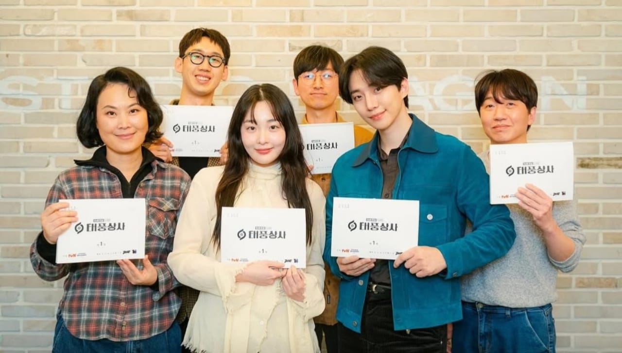Lee Joon-Ho dan Kim Min-Ha Bakal Beradu Akting Lewat Drama Typhoon Family