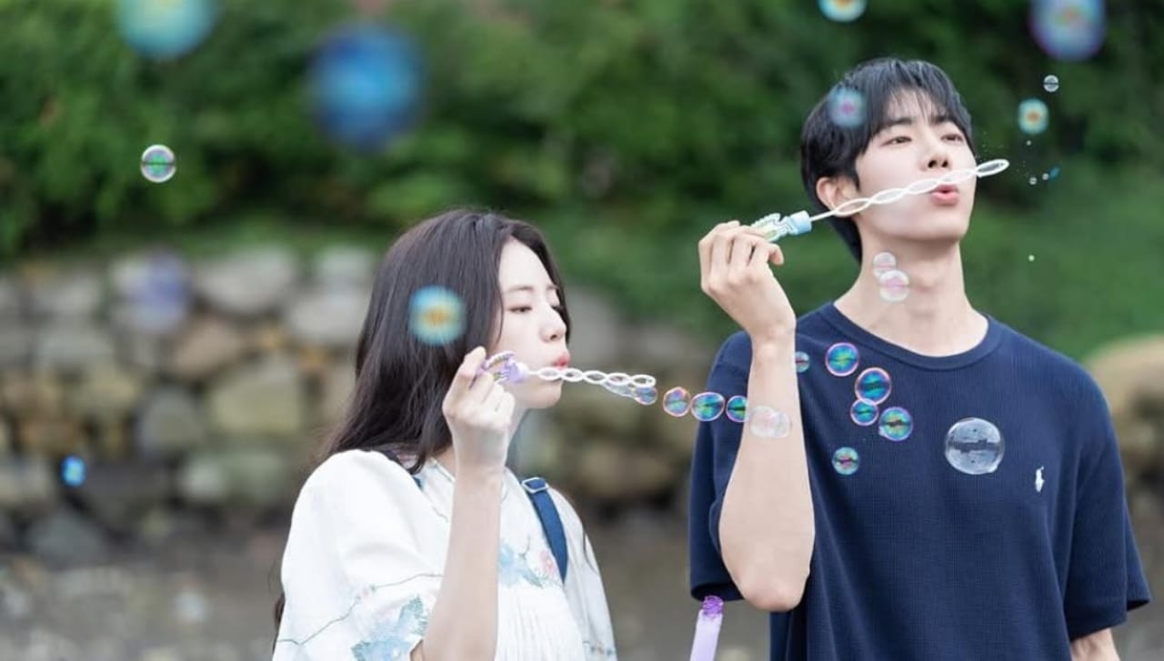 Choo Young Woo dan Shin Si Ah Tampil Dalam Still Cut Terbaru Film Oseisa